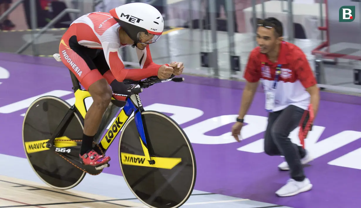 M Fadli pebalap sepeda Indonesia meraih medali emas di nomor 4000 meter Individual Pursuit C4 di Velodrome Rawamangun, Jakarta,  Jumat (11/10/2018).  (Bola.com/Peksi Cahyo)