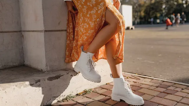 5 Gaya Mix n Match Dress dengan Boots, Bikin Penampilan Outstanding (4)