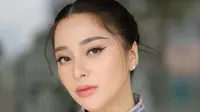 Tampil Flawless, Ini 6 Pesona Nikita Willy Kenakan Baju Qipao China