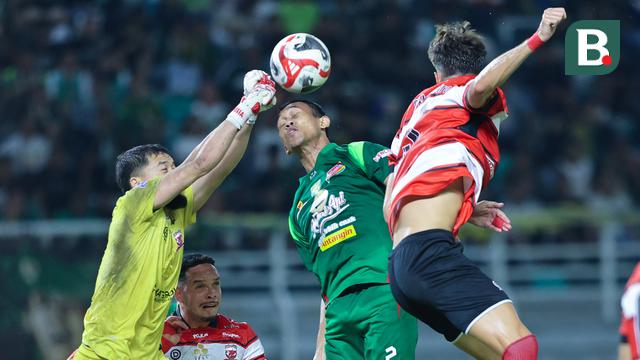 Foto: Melihat Tangguhnya Diky Indriyana di Bawah Mistar Gawang Madura United, Sukses Buat Penyerang Persebaya Frustrasi