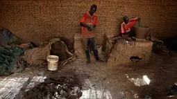 Pekerja membuat pot tanah liat di sebuah bengkel tembikar di Khartoum, Sudan, Kamis (27/6/2019). Pot tanah liat tersebut nantinya akan dipajang untuk dijual. (AP Photo/Hussein Malla)