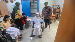 Sudah 12 tahun Pak Agung mengajar di sekolah Yayasan Penyandang Anak Cacat (YPAC) di kawasan Kebayoran Baru, Jakarta. Ia satu-satunya pengajar yang menyandang  disabilitas dari total 26 pengajar di YPAC. (merdeka.com/Arie Basuki)