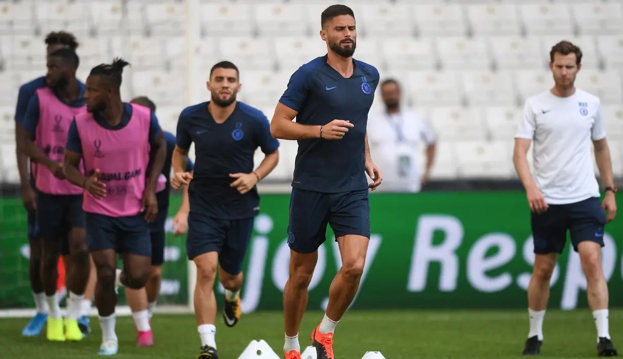Striker Chelsea, Olivier Giroud (tengah) dan rekan-rekannya melakukan pemanasan selama sesi latihan di stadion Besiktas Park di Istanbul, Turki (13/8/2019). Chelsea akan bertanding melawan Liverpool dalam pertandingan Piala Super Eropa 2019 pada Kamis (15/8/2019) dini hari WIB. (AFP Photo/Ozan Koze)