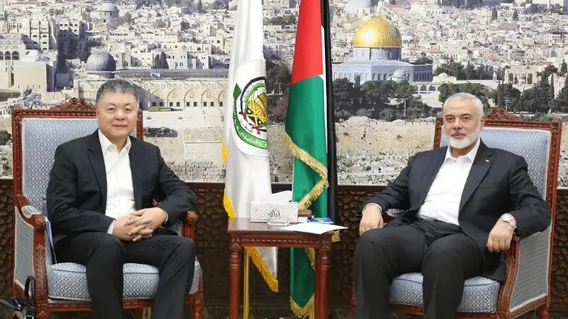 Diplomat China Wang Kejian dan pemimpin politik Hamas Ismail Haniyeh saat bertatap muka di Qatar pada Minggu (17/3/2024).