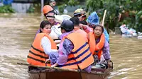 Media pemerintah setempat merilis, hingga saat ini bencana yang terjadi di Vietnam Utara telah menewaskan 63 orang dan 40 lainnya hilang. (Nhac NGUYEN/AFP)