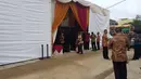 Sejumlah orang berseragam batik mengamankan pintu masuk kediaman salah seorang paman Bobby Nasution, di Medan Johor, Selasa (21/11). Hari ini, putri Presiden Jokowi, Kahiyang Ayu akan menerima Boru Siregar. (Liputan6.com/Aditya Eka Prawira)