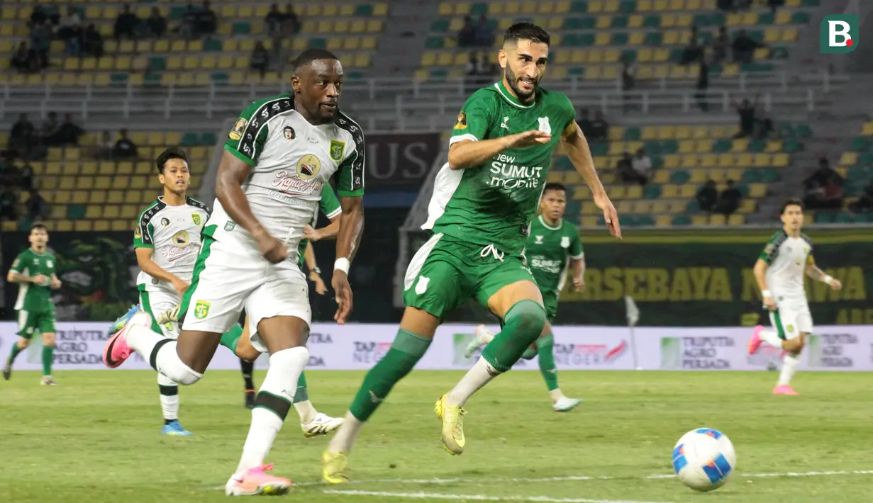 Pemain PSMS Medan, Angelo Meneses (kanan), berusaha menutup pergerakan winger Persebaya Surabaya, Yann Mabela, pada laga kedua Grup B Piala Presiden 2026 di Stadion Gelora Bung Tomo, Surabaya, Jawa Timur, Rabu (29/7/2026). Meski mendapat tekanan ketat sepanjang pertandingan, Persebaya tetap mampu mengamankan kemenangan tipis 1-0 atas PSMS sekaligus memastikan langkah ke babak semifinal. (Bola.com/Wahyu Pratama)