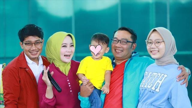 Ikhaskan Eril, Ini 6 Potret Hangat Keluarga Ridwan Kamil dan Atalia Praratya