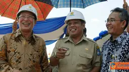 Citizen6, Pontianak: Direktur Operasi Indonesia Barat PLN, Moch. Harry Jaya Pahlawan, Bupati Kubu Raya, Muda Mahendrawan, dan GM PLN Wilayah Kalbar, Bambang Budiarto berbincang usai peletakan batu pembangunan PLTGB, Rabu (27/7). (Pengitim: Agus Trimukti)