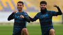 Cristiano Ronaldo (kiri) berfoto bersama dengan rekan setimnya di Al Nassr, Jaloliddin Masharipov saat sesi latihan yang berlangsung di Mrsool Park, Arab Saudi, Jumat (13/01/2023) waktu setempat. (Twitter/@AlNassrFC)