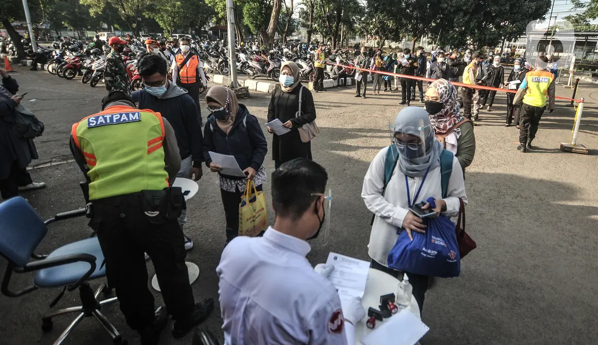 Calon penumpang KRL menunjukkan surat saat pemeriksaan Surat Tanda Registrasi Pekerja (STRP) di Stasiun Bekasi, Jawa Barat, Selasa (13/7/2021). KAI Commuter mewajibkan calon penumpang KRL menunjukkan STRP sebagai syarat perjalanan selama masa PPKM Darura. (merdeka.com/Iqbal S. Nugroho)