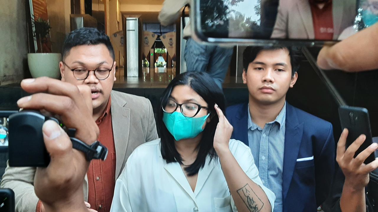 Tersangka Dea OnlyFans menyampaikan permintaan maaf di Polda Metro Jaya, Senin (28/3/2022).