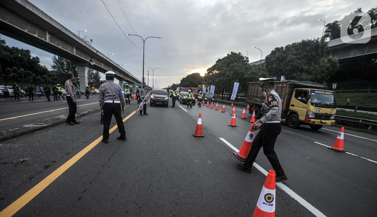 <p>Polisi memasang pembatas jalan saat pemberlakuan sistem one way di ruas Tol Jakarta-Cikampek KM 47, Karawang, Jawa Barat, Kamis (28/4/2022). Kebijakan one way di ruas Tol Jakarta-Cikampek KM 47 hingga Tol Kalikangkung KM 414 diterapkan mulai hari ini sebagai upaya mengurai kemacetan kendaraan para pemudik. (Liputan6.com/Iqbal S. Nugroho)</p>