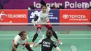 Ganda putri Indonesia, Della Destiara Haris/Rizki Amelia Pradipta mengembalikan kok ke arah pemain Korsel, Baek Hana/Kim Hyerin pada perempat final Bulutangkis Beregu Putri Asian Games 2018 di Jakarta, Senin (20/8). (Liputan6.com/Helmi Fithriansyah)