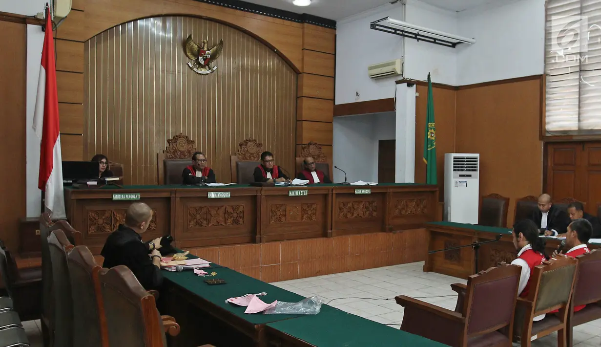 Suasana saat Ello bersama rekannya, Diego menjalani sidang kasus penyalahgunaan narkoba di PN Jakarta Selatan, Selasa (28/11). (Liputan6.com/Herman Zakharia)