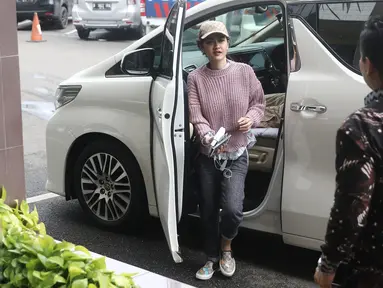 Penyanyi Dangdut Julia Perez saat tiba di gedung Polres Metro Jakarta Selatan, Kamis (2/2). Julia Perez mendatangi Polres Jakarta Selatan untuk memberi dukungan ke asistennya Lucky untuk cari kebenaran. (Liputan6.com/Herman Zakharia)