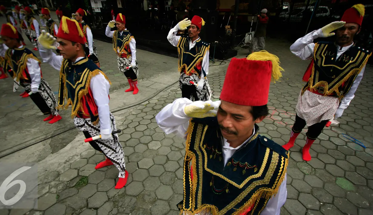 Sejumlah penari membawakan tarian Badui Al Muin pada Gelar Seni taman Budaya Yogyakarta, Jumat (18/3). Gelar seni yang menampilkan kesenian tradisonal kabupaten-kota Se DIY akan berlangsung hingga 20 Maret 2016. (Liputan6.com/Boy Harjanto)