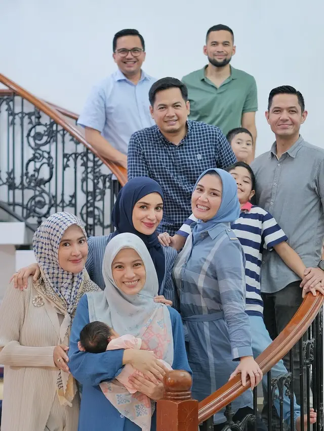 6 Momen Geng Mewah Jenguk Anak Ketiga Alyssa dan Dude Harlino, Sekalian Reuni