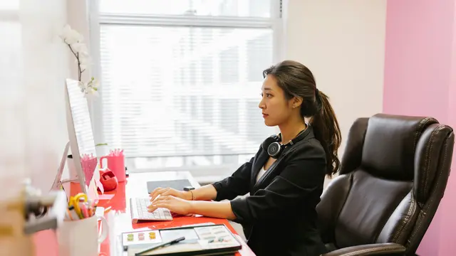 Lengan Sering Pegal Saat Kerja? Lakukan Gerakan Peregangan Simpel Ini Sambil Duduk