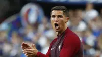 Setelah ditandu keluar lapangan, Cristiano Ronaldo menyemangati Portugal dari pinggir lapangan. Portugal pun tampil sebagai juara Piala Eropa 2016 setelah menaklukkan Prancis 1-0 di Stade de France. (Reuters)