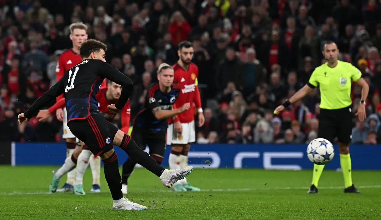 Striker FC Copenhagen, Jordan Larsson melakukan eksekusi penalti ke gawang Manchester United pada laga matchday ketiga Grup A Liga Champions 2023/2024 di Old Trafford Stadium, Rabu (25/10/2023) dini hari WIB. (AFP/Paul Ellis)