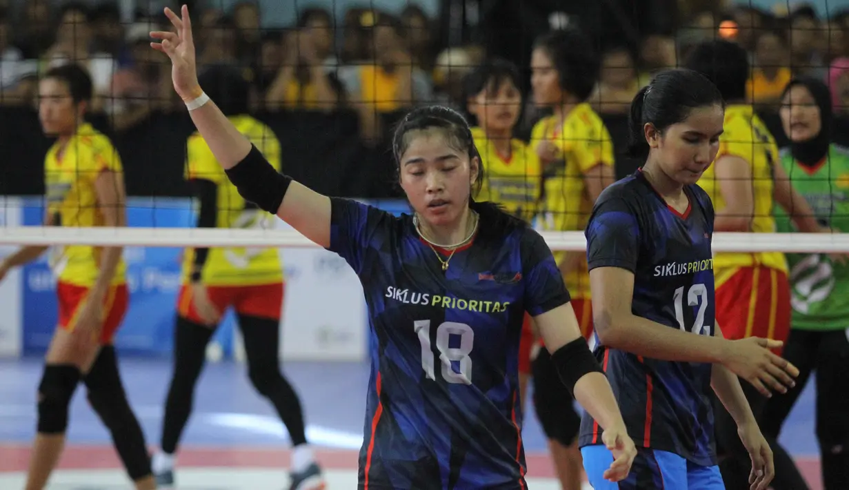 Pevoli Bank Jatim tampak lelah saat melawan PGN Popsivo Polwan pada laga final Livoli 2017 di GOR Dimyati, Tangerang, Sabtu (9/12/2017). Bank Jatim menang dengan skor 3-0. (Bola.com/Vitalis Yogi Trisna)