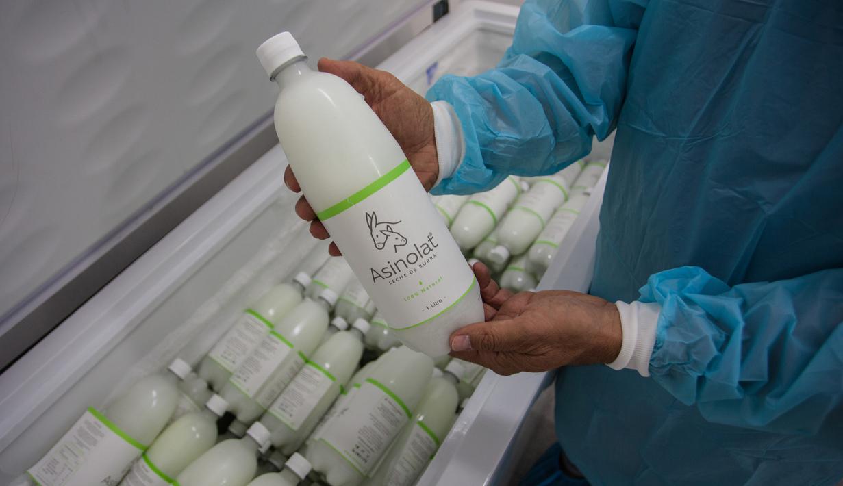 Susu keledai yang telah dikemas siap dipasarkan, Tantehue, Chili (17/1). Peternak Chili bukan hanya memanfaatkan tenaga keledai untuk membawa barang tetapi juga memerah susunya. (AFP PHOTO / Kristen Miranda)