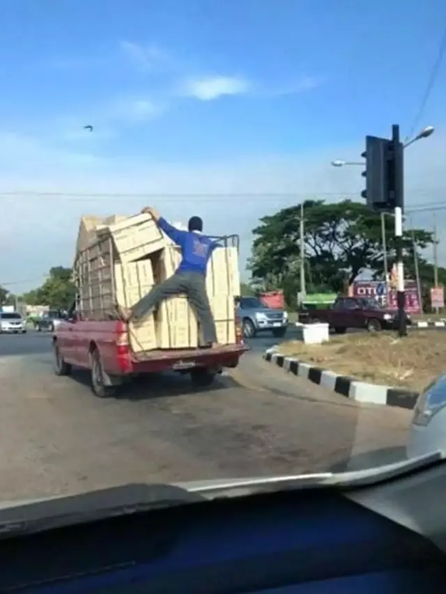10 Potret Nyeleneh Orang Numpang Kendaraan di Jalan Ini Aksinya Absurd Banget