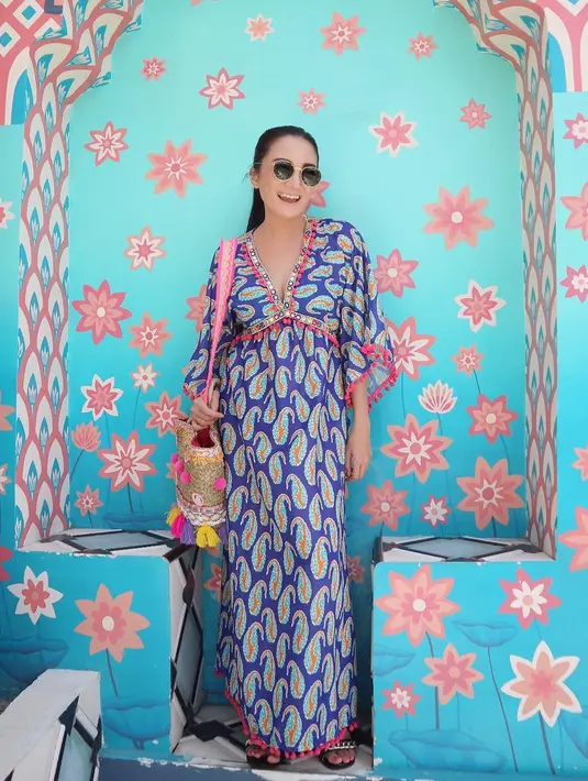 Di long dress berwarna birru ini Kiki begitu cantik. Meskipun di bagian dadanya terbuka sedkit, namun tidak berlebihan. Senyum semringah terpancar dari foto yang diunggahnya seminggu sebelum sang ayah meninggal. (Instagram/kikiamaliaworld)