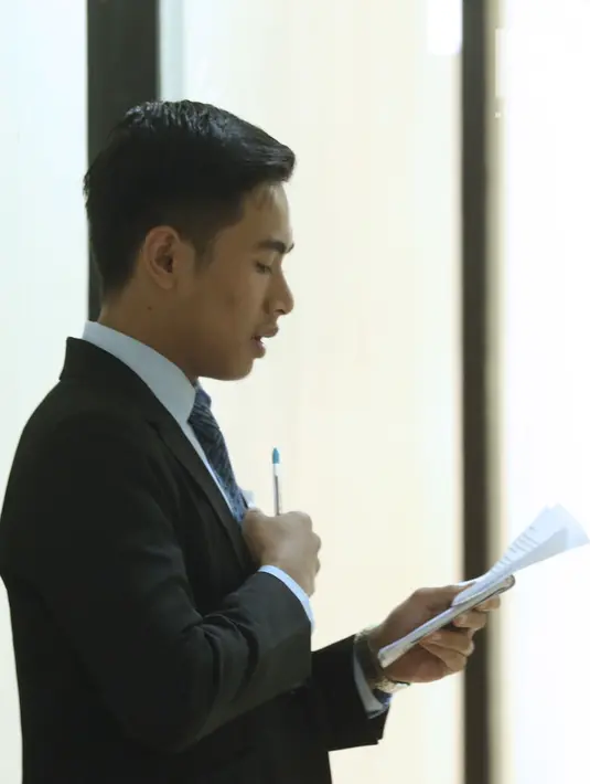Peserta audisi lomba news presenter Emtek Goes to Campus 2018 berlatih di Gedung 4 Universitas Padjajdaran, Bandung, Selasa (4/12). EGTC Bandung 2018 berlangsung hingga 6 Desember dan diisi beragam materi. (Liputan6.com/Helmi Fithriansyah)