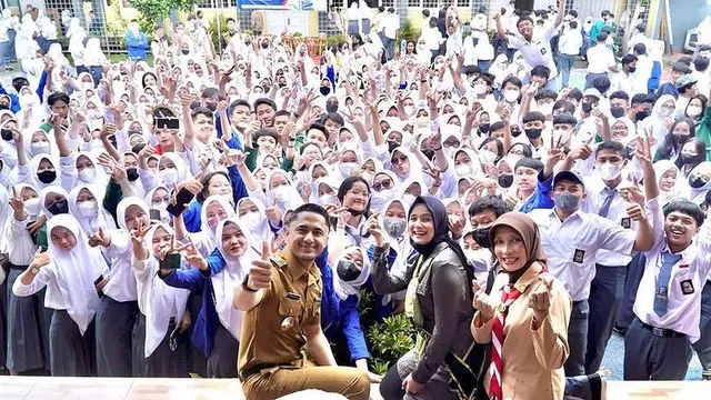 Hengky Kurniawan Digombali Murid SMA saat Penyuluhan, Ini 6 Potret Sonya Fatmala Dampingi Suami Bertugas
