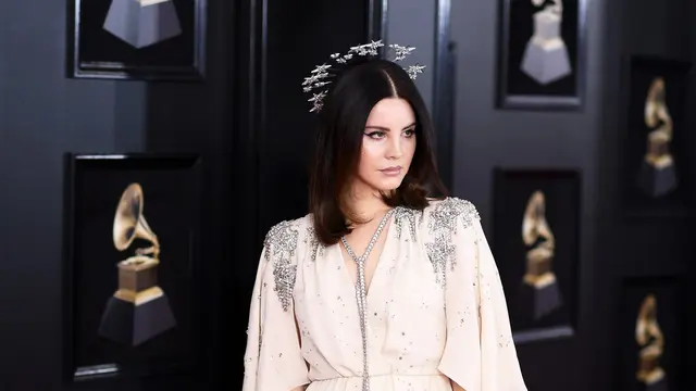 Gaun Terbaik Lana Del Rey Grammy Awards 2018