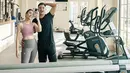 Bersama sang suami, Chelsea yang berada di gym memerlihatkan tubuh goals mengenakan tank top dan celana ketat olahraga abu-abu. credit: Instagram/(@chelseaoliviaa)