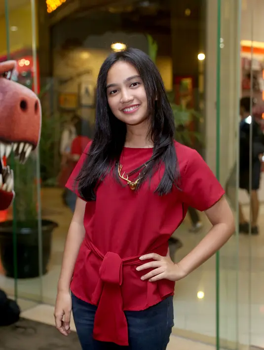 Memiliki hobi menulis dari sejak duduk di bangku sekalah dasar, Rachel Amanda mengaku, menulis membuat dirinya ketagihan  (Andy Masela/Bintang.com)