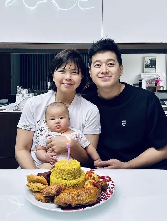 Merayakan ulang tahun, Greysia Polii mengenakan t shirt putih sambil menggendong putrinya, Jessia. Dengan wajah natural dan rambut pendeknya. [Instagram/@greyspolii]