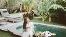 Pemilik nama lengkap Jessica Mila Agnesia sering mengabadikan momen saat ia staycation. Menikmati breakfast poll menjadi salah satu yang dinantikan Jessica Mila. Raut wajah bahagia terlihat jelas dari Jessica Mila yang sangat senang dengan bersantai di pinggir kolam renang. (Liputan6.com/IG/@jscmila)