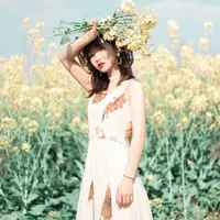ilustrasi perempuan jatuh cinta/Photo by 邱 严 on Unsplash