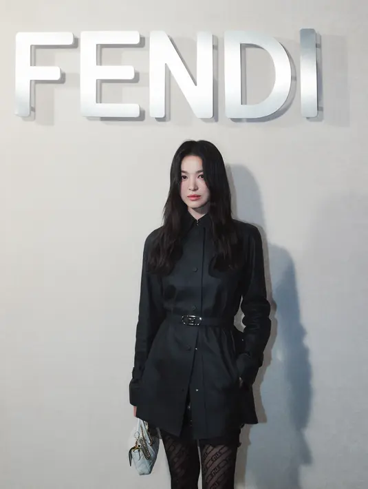 Song Hye Kyo, sebagai brand ambassador global FENDI juga hadir dalam perayaan bersejarah bersama selebritas dunia. Ia tampil berbeda dengan ansambel serba-hitam sambil menenteng tas ikonis warna biru muda. (Foto: Fendi)