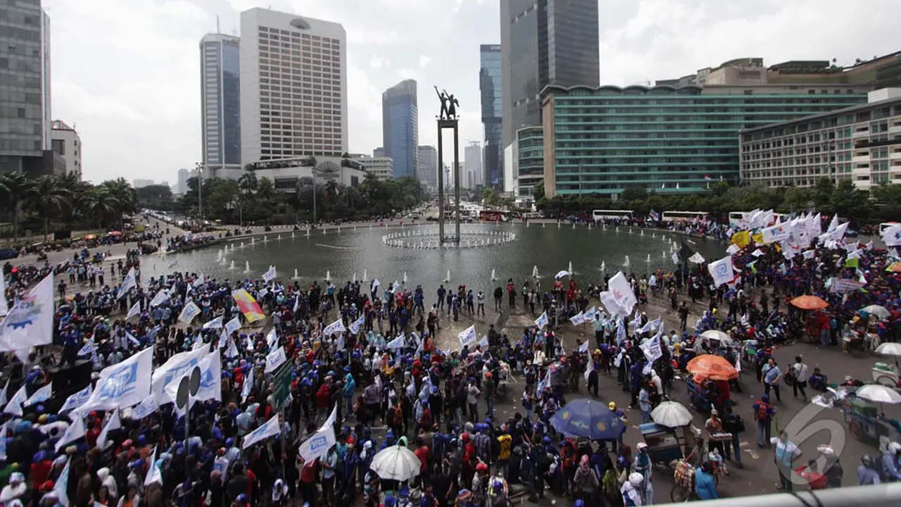 Ribuan Buruh 'Menyemut' di Bundaran HI