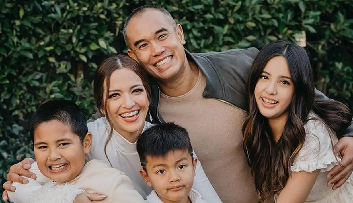 <p>Khusus keluarga Nia Ramadhani dan Ardi Bakrie, mereka memilih mengenakan busana dengan nuansa earth tone dan putih. [@ramadhaniabakrie]</p>