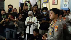 Kadiv Humas Polda Metro Jaya Kombes Pol E Zulpan menyampaikan keterangan saat jumpa pers terkait kasus kekerasan dalam rumah tangga (KDRT) yang dilakukan oleh artis Rizky Billar di Polres Metro Jakarta Selatan, Rabu (12/10/2022). Polres Metro Jakarta Selatan resmi menaikkan status Rizky Billar dari saksi menjadi tersangka dalam kasus KDRT yang dilakukan terhadap Lesti Kejora. (Liputan6.com/Herman Zakharia)
