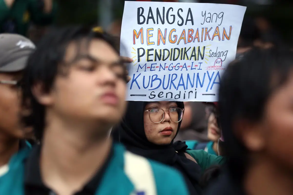 BEM SI Berunjuk Rasa di Patung Kuda Jakarta