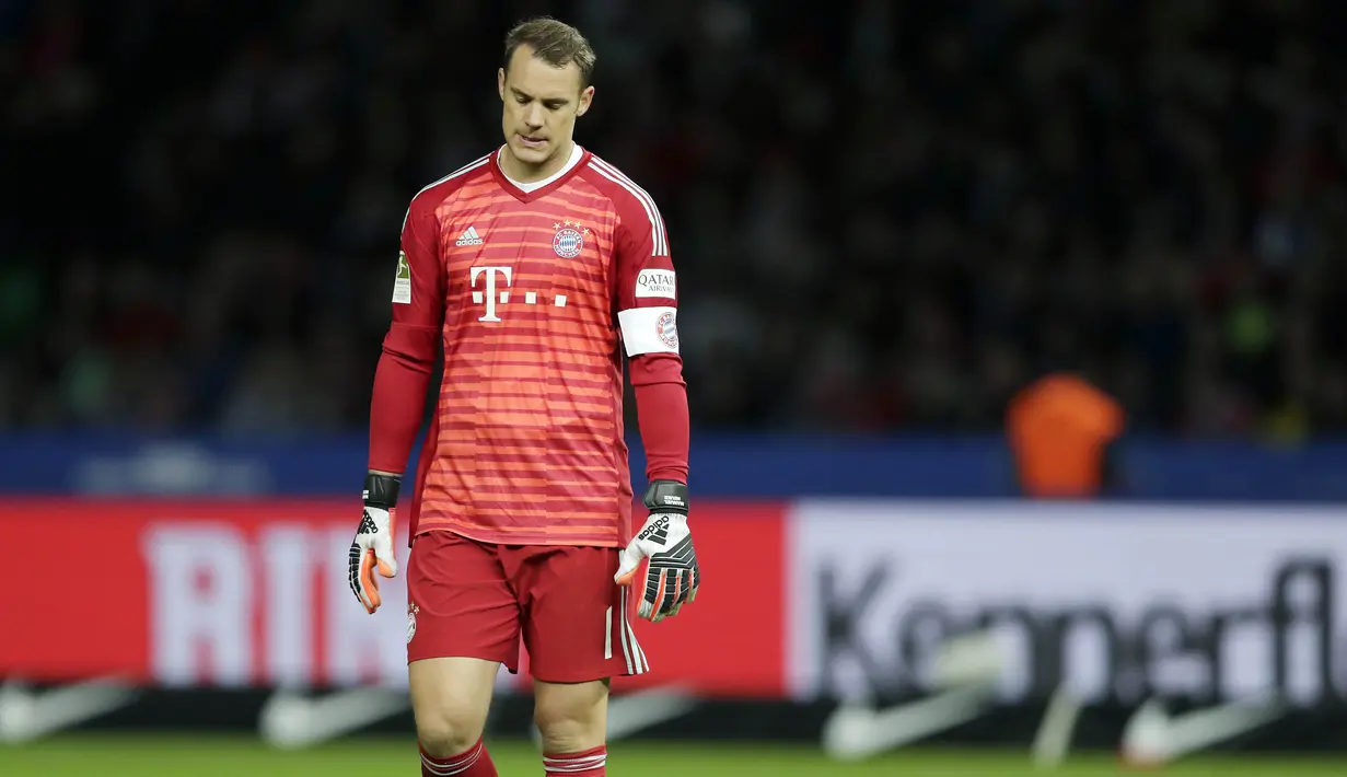 Kiper Bayern Munich, Manuel Neuer, tampak kecewa usai ditaklukkan Hertha Berlin pada laga Bundesliga di Olympiastadion, Berlin, Sabtu (29/8/2018). Hertha Berlin menang 2-0 atas Bayern Munich. (AP/Michael Sohn)