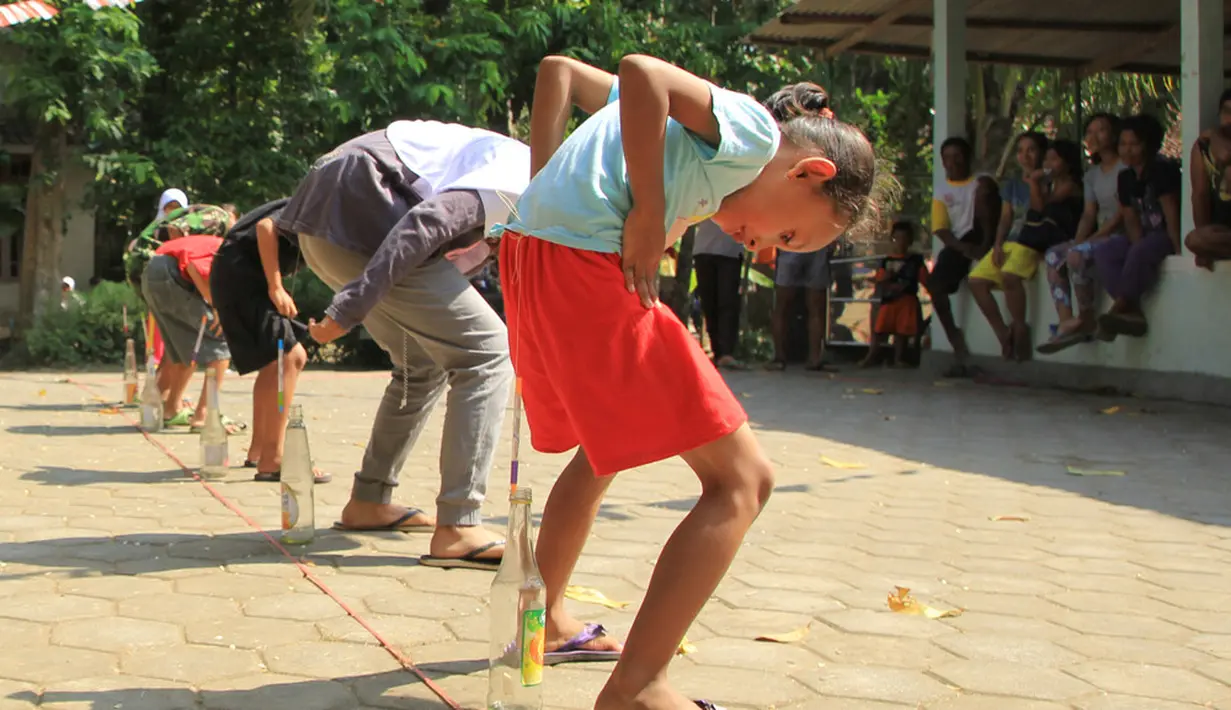 6. Paku botol: Virgo 
Lomba memasukkan paku ke dalam botol ini dibutuhkan kesabaran dan konsentrasi tinggi, lomba yang sangat cocok untuk Virgo yang selalu menjaga ketenangan dan perhitungan dalam segala hal. (Dalyanto Raharjo / Shutterstock.com)