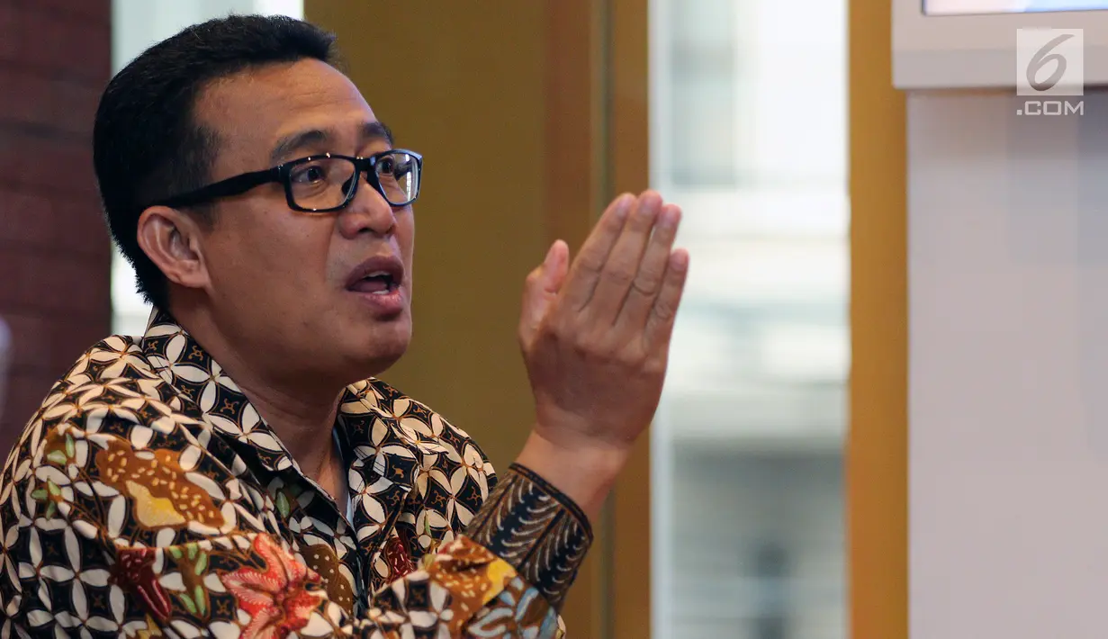 Direktur Utama PT Railink Heru Kuswanto saat berkunjung ke kantor Kapan Lagi Youniverse di Jakarta, Kamis (15/11). Kunjungan tersebut untuk bersilaturahmi dan melakukan wawancara seputar kereta bandara. (Liputan6.com/Johan Tallo)