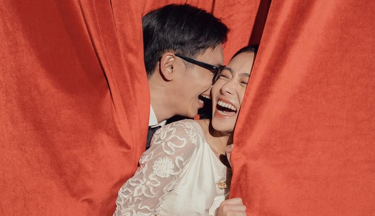 Bertema vintage, penggunaan properti seperti mobil tua menambah kesan abadi dan penuh nostalgia. Baik Brandon maupun Dhika terlihat sangat bahagia dan mesra dalam setiap foto. Ekspresi wajah yang penuh cinta berhasil mencuri perhatian netizen. Konsep prewedding yang dipilih pun sukses menggambarkan kisah cinta mereka yang romantis dan penuh makna. (Liputan6.com/IG/@brandonsalim)