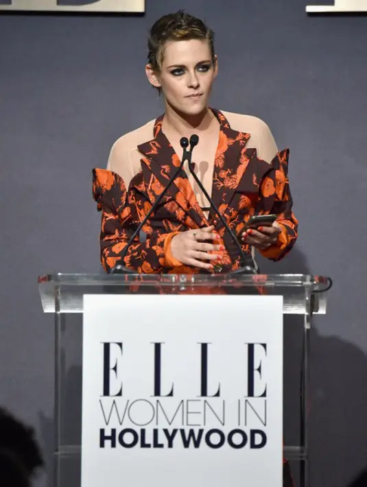 “Kamu merasakan sesuatu di dalam benakmu sendiri, tetapi bingung. Kamu merasa orang-orang tidak tahu apa yang kamu rasakan. Dan itu lah perasaanku sekarang ini,” tutur pemeran Bella Swan di film Twilight. (AFP/Frazer Harrison)