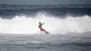 Atlet Timnas Surfing Indonesia, I Made Pajar Ariana, berlatih di Pantai Berawa, Kuta Utara, Selasa (15/9/2026), sebagai bagian dari persiapan menghadapi Asian Games 2026 di Aichi-Nagoya, Jepang. Pajar menjalani latihan untuk beradaptasi dengan berbagai kondisi ombak sebelum bertolak ke Jepang. (Bola.com/Alit Binawan)