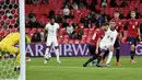 Inggris hampir menggandakan keunggulan di menit ke-86, namun gol dari tendangan Henderson dianulir wasit karena offside. (Foto: AP/Pool/Justin Tallis)