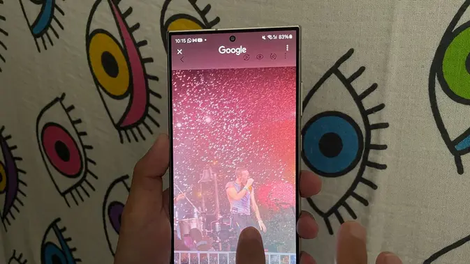 <p>Tim Liputan6.com mencoba langsung fitur Circle to Search for Fashion di Galaxy S24 Ultra saat nonton konser Coldplay di Singapura. (Liputan6.com/ Agustin Setyo Wardani)</p>